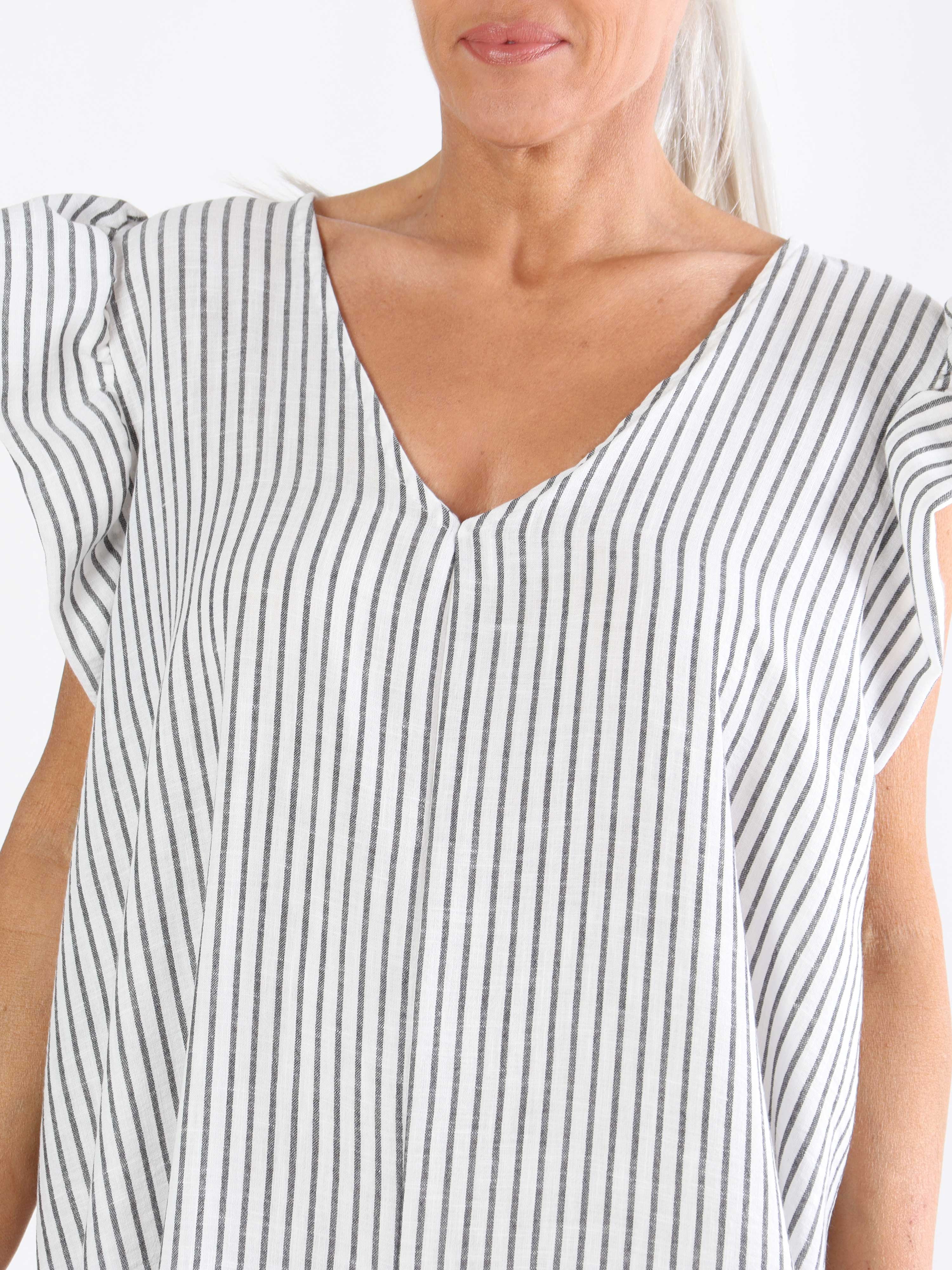 Steffy - Söt randig jumpsuit i plusstorlek med volangärmar